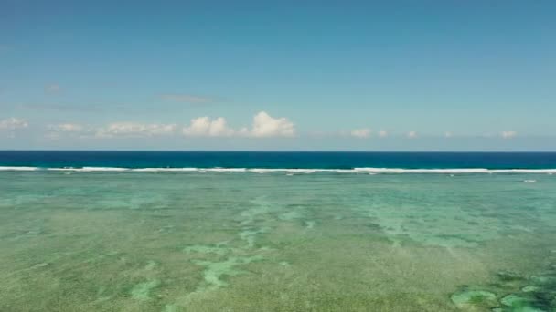 Ondas batendo em um recife de coral. — Vídeo de Stock