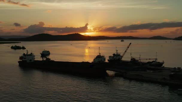Tramonto su un'isola tropicale con porto marittimo. — Video Stock