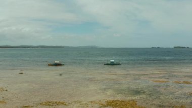 Siargao adasının kıyıları sular çekildiğinde.