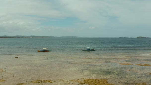 A costa da ilha de Siargao na maré baixa. — Vídeo de Stock