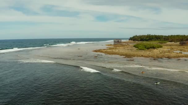 Punto de surf en la isla de Siargao llamado nube 9. — Vídeo de stock