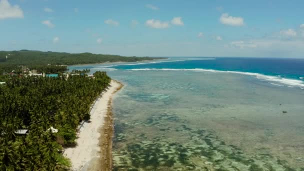 La costa de la isla de Siargao, océano azul y olas. — Vídeos de Stock