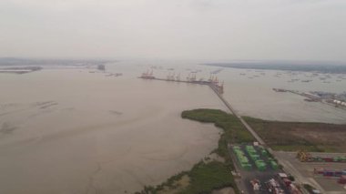 Surabaya, Java, Endonezya 'daki kargo ve yolcu limanı