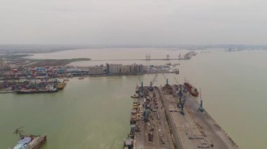 Surabaya, Java, Endonezya 'daki kargo ve yolcu limanı