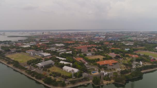 Last- och passagerarkusthamn i Surabaya, Java, indonesien — Stockvideo