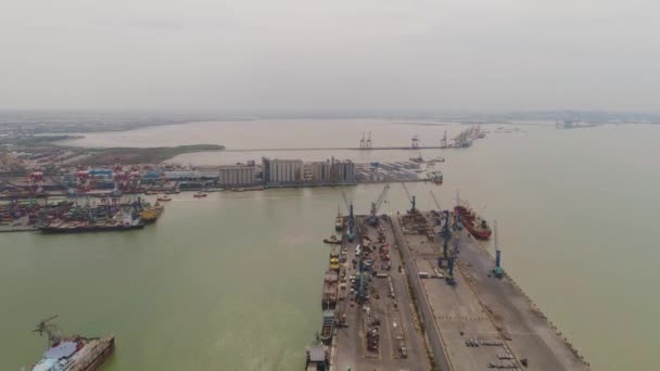 Nákladní a osobní přístav v surabaya, java, indonésie — Stock video