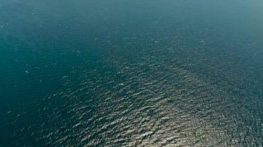 Denizin mavi yüzeyi, en üst manzara.
