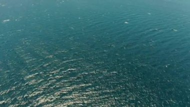 Denizin mavi yüzeyi, en üst manzara.