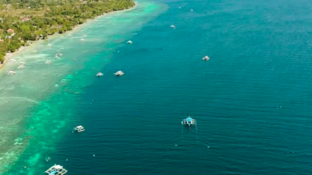 De kust van het eiland Cebu, Moalboal, Filipijnen. — Stockvideo