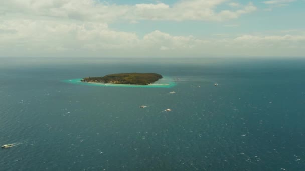 Ilha tropical em mar aberto. Sumilon Island, Filipinas — Vídeo de Stock