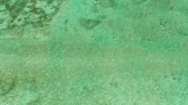 Mavi lagün içinde rüzgar sörfü