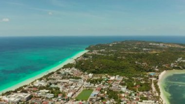 Kumlu plajı olan tropik bir ada, Boracay, Filipinler