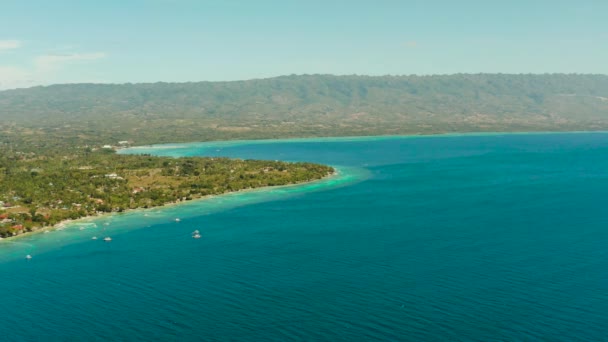 La costa de la isla de Cebú, Moalboal, Filipinas. — Vídeo de stock