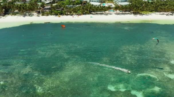 Kitesurfers op Bulabog strand, Boracay eiland, Filippijnen — Stockvideo