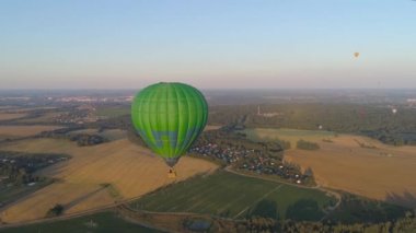 Sıcak hava balonu gökyüzünde