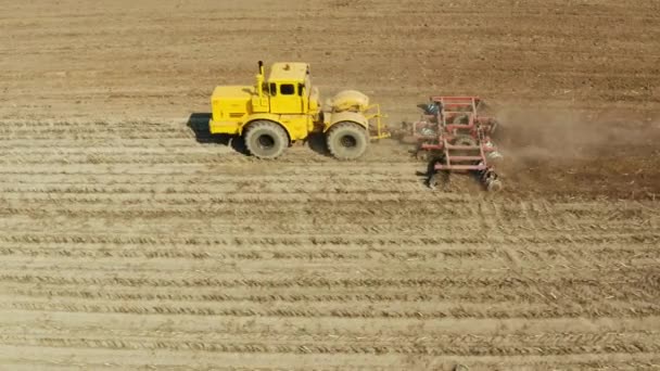 Tracteur avec herses à disques sur les terres agricoles