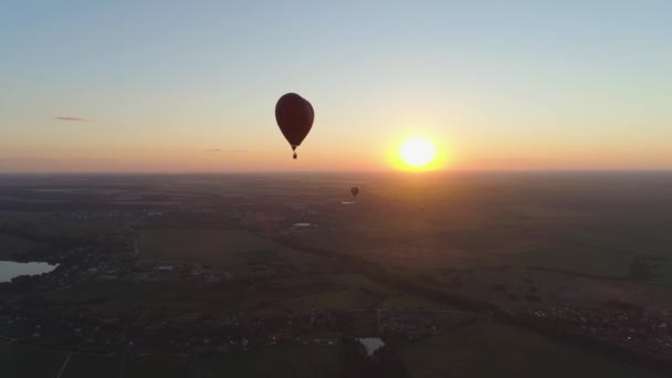 Varm luft ballong form hjärta i himlen — Stockvideo