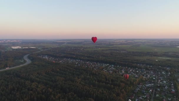 Sıcak hava balonu gökyüzünde kalbi şekillendirir — Stok video