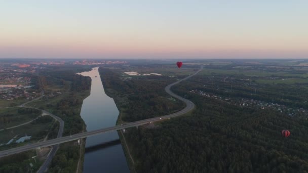 Hete lucht ballon vorm hart in de lucht — Stockvideo