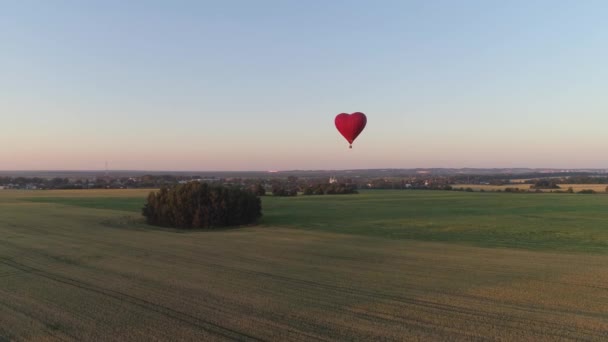 Καρδιά σχήμα αερόστατου θερμού αέρα στον ουρανό — Αρχείο Βίντεο