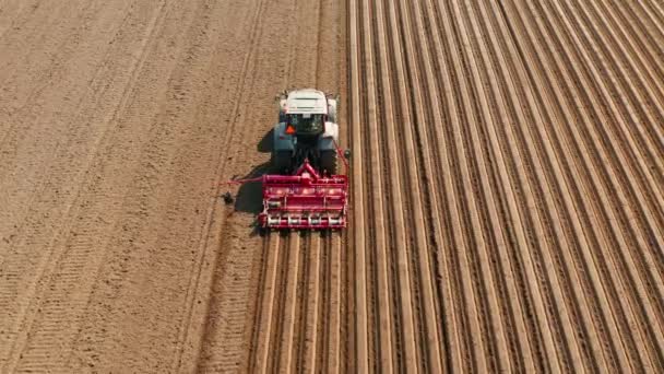 Traktor s kotoučovými brázdami na zemědělské půdě — Stock video