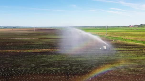 Irrigatiesysteem voor landbouwgrond. — Stockvideo