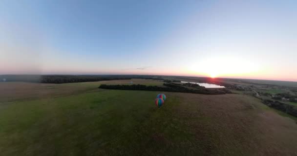 Montgolfières dans le ciel au-dessus du champ panorama sphérique 