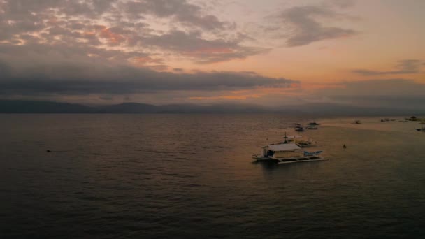 Apus de soare peste mare. Moalboal, Filipine — Videoclip de stoc