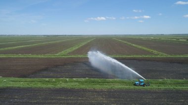 Tarım arazisindeki sulama sistemi.