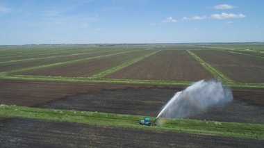 Tarım arazisindeki sulama sistemi.