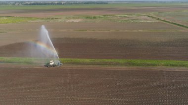 Tarım arazisindeki sulama sistemi.