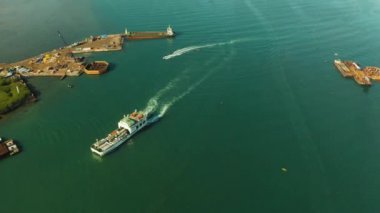 Mavi denizde kargo gemisi, Cebu, Filipinler.