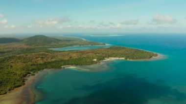 Tropik adanın kıyı şeridi. Balabac Adası, Palawan