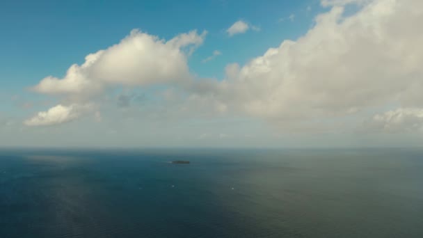 Zeegezicht, eiland en lucht met wolken, Cebu, Filippijnen. — Stockvideo