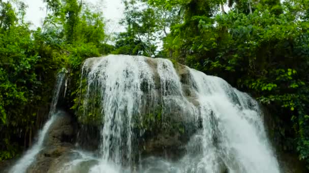 Bela cachoeira tropical Filipinas, Cebu — Vídeo de Stock