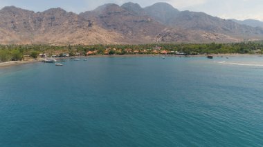 Dağları, kumsalı olan tropikal bir yer.