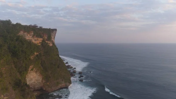 Stenar och hav Bali. Flygbild. — Stockfoto