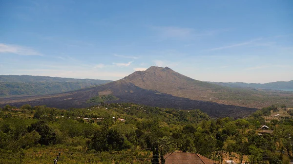 Batur volkanı ile dağ manzarası — Stok fotoğraf