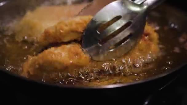 Kyckling cordon bleu i olja — Stockvideo