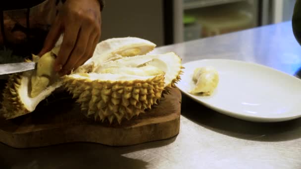 Muž se snaží loupat Durian — Stock video