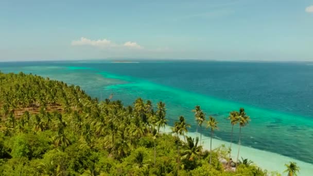 Seascape med ö och sandstrand. Balabac, Palawan, Filippinerna. — Stockvideo