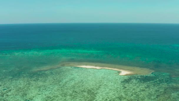 Playa de arena en un arrecife de coral. Balabac, Palawan, Filipinas. — Vídeos de Stock