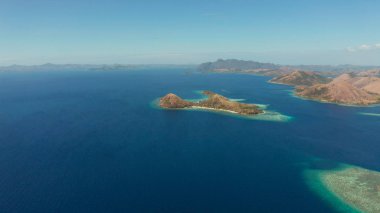 Kumlu plajlı tropik ada, Filipinler, Palawan