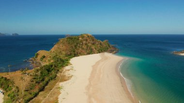 Beyaz kumlu geniş tropik sahil, yukarıdan manzaralı..