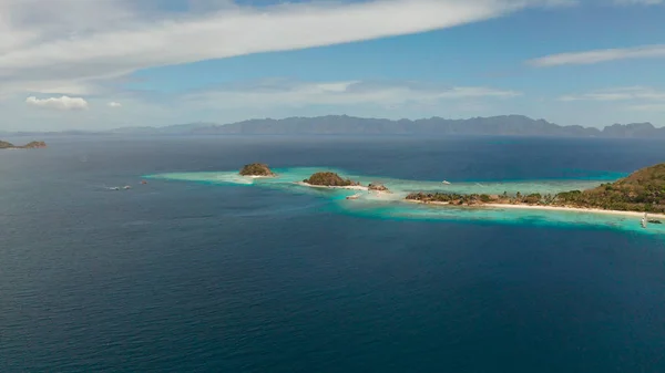 Pequeña isla tórpica con una playa de arena blanca, vista superior. — Foto de Stock