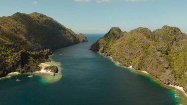 Tropik deniz suyu lagünü ve plaj, Filipinler, El Nido.