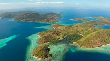 Kumlu plajlı tropik ada, Filipinler, Palawan