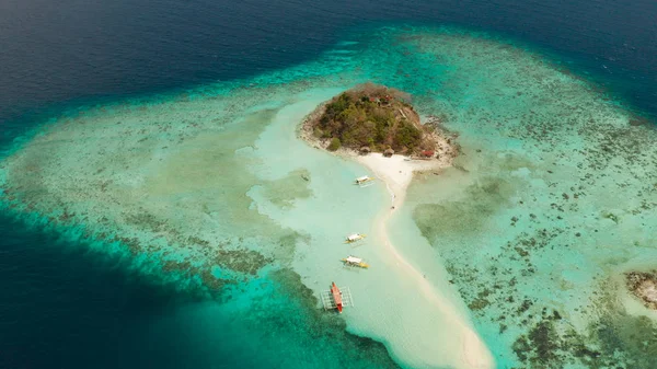 stock image Small torpic island with a white sandy beach, top view.