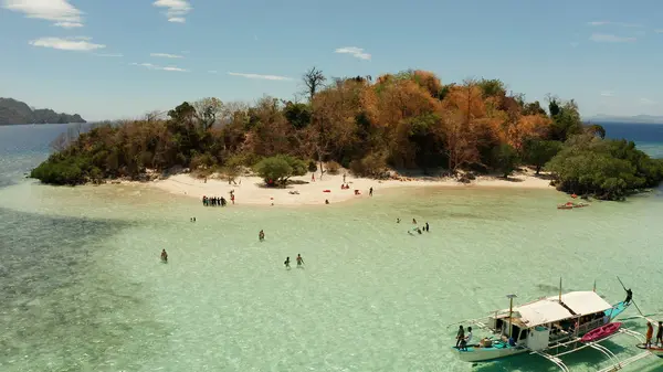 Klein torpisch eilandje met wit zandstrand, bovenaanzicht. — Stockfoto