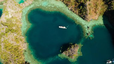 Göl kenarlı deniz burnu ve turkuaz su